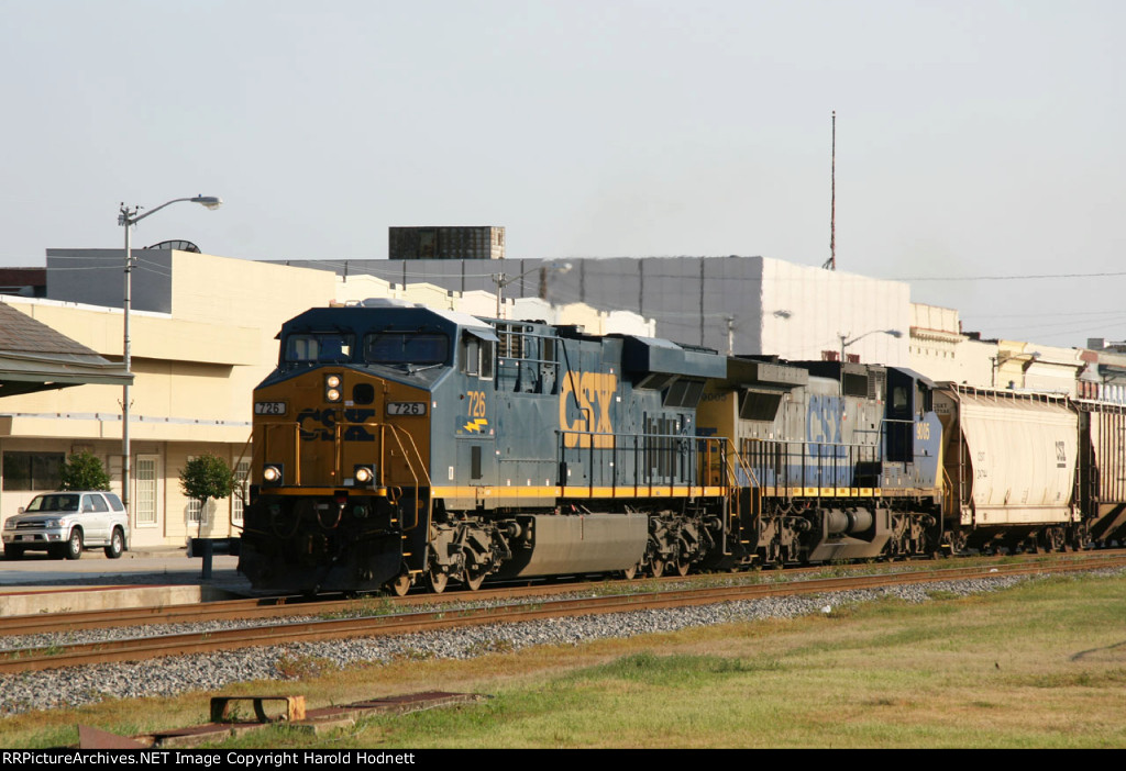 CSX 726 leads train G354 southbound